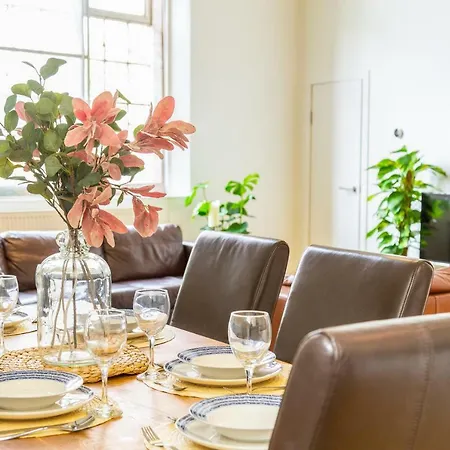 Blissful Two-bed Apartment, Bristol, Sleeps Up To 6 *