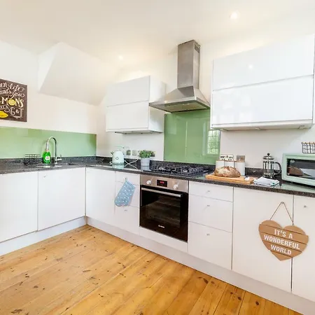 Blissful Two-bed Apartment, Bristol, Sleeps Up To 6