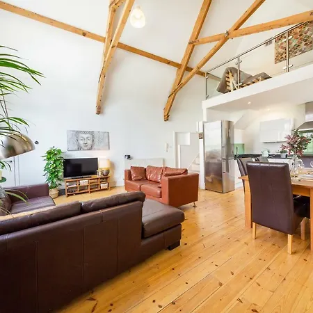 Blissful Two-bed Apartment, Bristol, Sleeps Up To 6 *